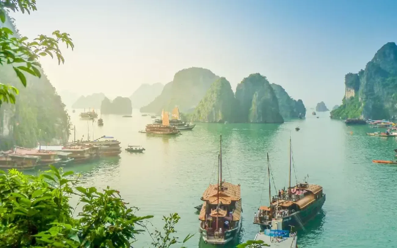 Baia di Ha Long: Meraviglia Naturale di Vietnam